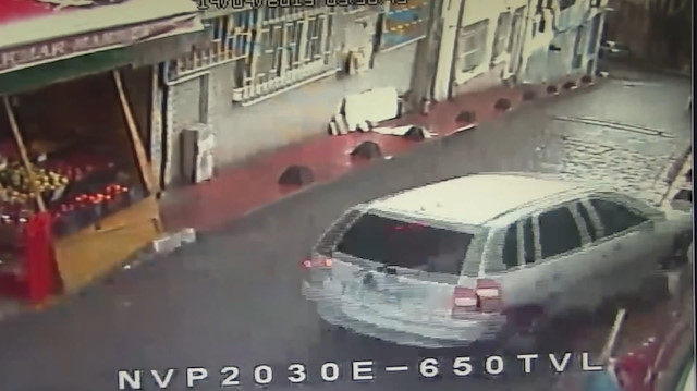 Beyoğlu'nda freni patlayan otomobil tehlike saçtı