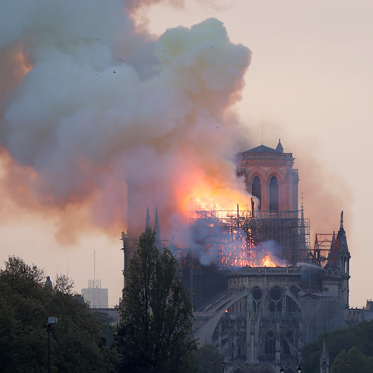Parisin sembolü 850 yıllık katedral yanıyor
