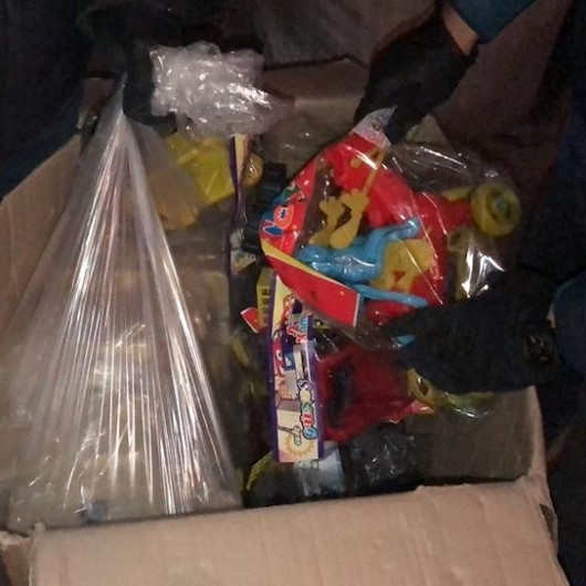 Oyuncak ve ceviz kolilerinden çıktı