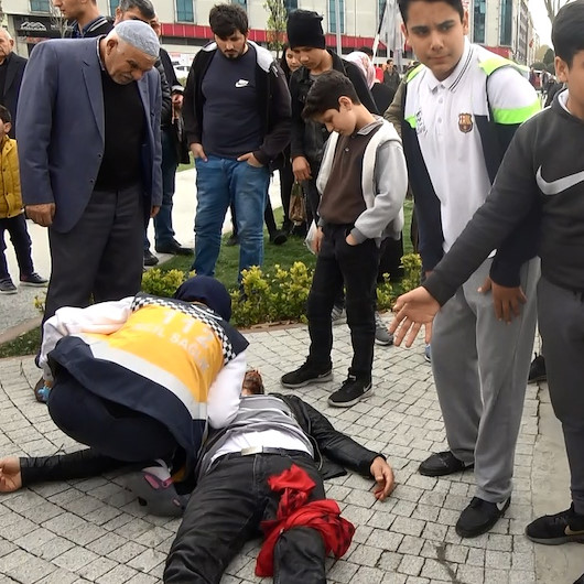Çocuklarının gözü önünde karısını döven kişiyi bıçakladılar