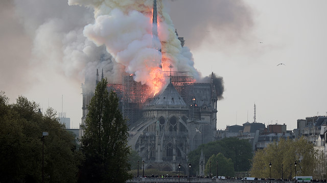 Notre-Dame Katedralinde meydana gelen yangınla 850 yıllık eser harabeye döndü.