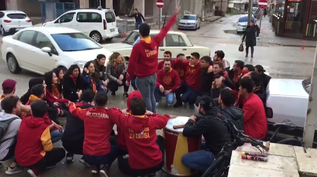 Tezahürat yapan Galatasaraylı taraftarlara otomobil çarptı