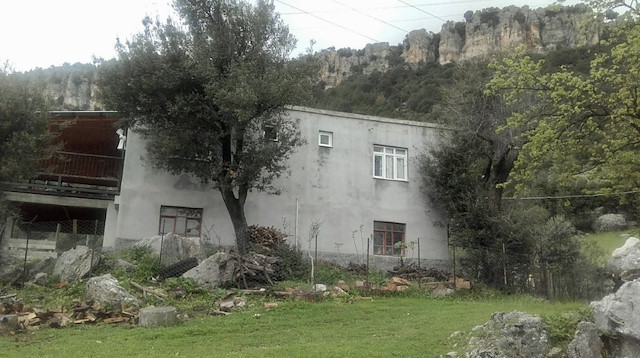 Yerleşim yerinin üst kısmında bulunan dev kayalar yerleşim yerine düşmeye başlamadı.