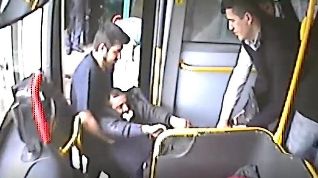 Yolcu rahatsızlanınca otobüsü hastaneye sürdü