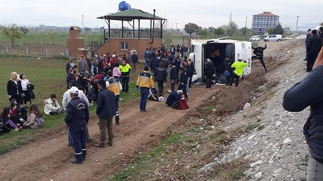 Denizli'de devrilen tur otobüsü