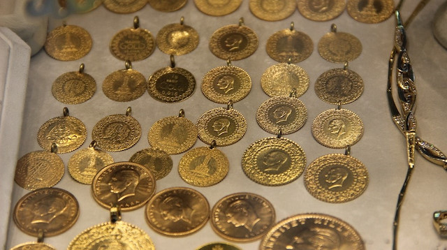 Gram altın 240 lira seviyelerinde seyrediyor.