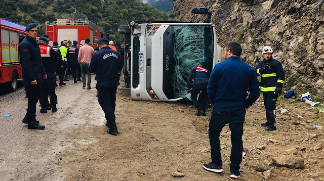 Midibüsün devrildiği olay yerine çok sayıda sağlık ekibi sevik edildi.