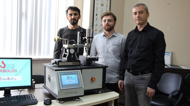 Çok fonksiyonlu test cihazını üreten ekip.