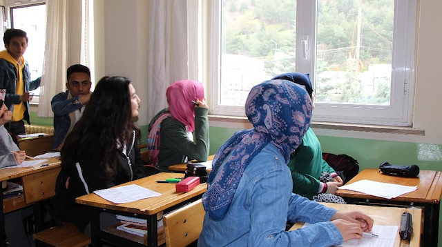 Öğrenciler pür dikkat izledi.