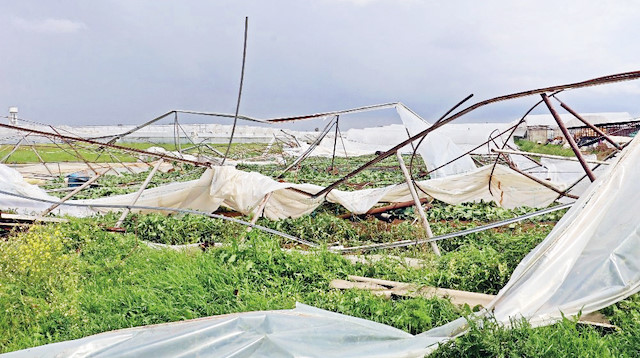 Denizde başlayıp karada biten hortum, Antalya’nın Serik ilçesindeki seralara zarar verdi.