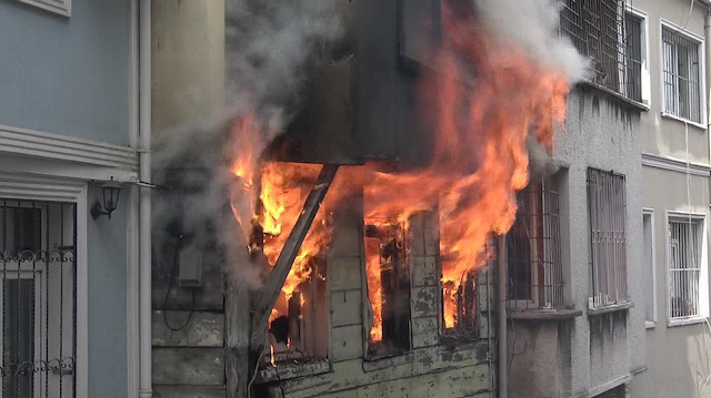 Beyoğlu'nda metruk binada yangın