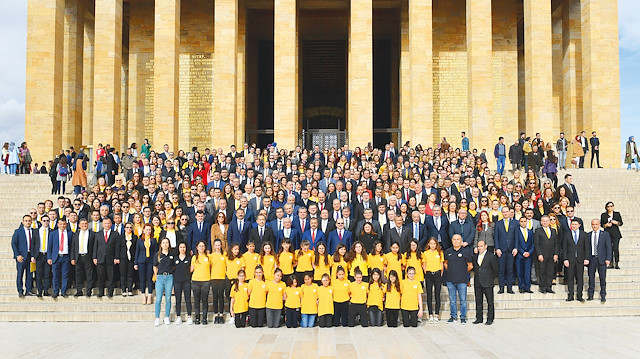 VakıfBank ailesi, Anıtkabir’de bir araya gelerek mozoleye çelenk bıraktı.