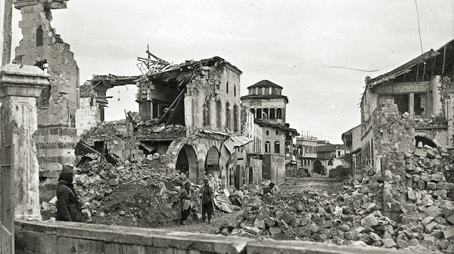 Fransızlar giderken arkaların binaların 3’te ikisi harabeye dönmüş bir şehir bırakıp çıktı.