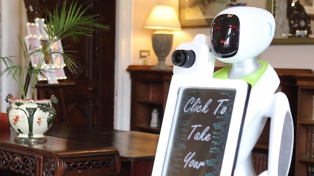 Eva isimli robot fotoğrafları maille gönderebiliyor.