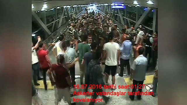 Atatürk Havalimanı'nda vatandaşlar FETÖ'cü askerleri böyle kovalamış