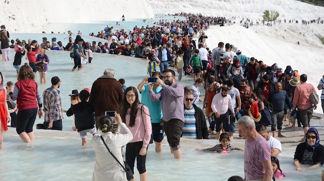 Pamukkale'yi 3 saatte 15 bin kişi ziyaret etti