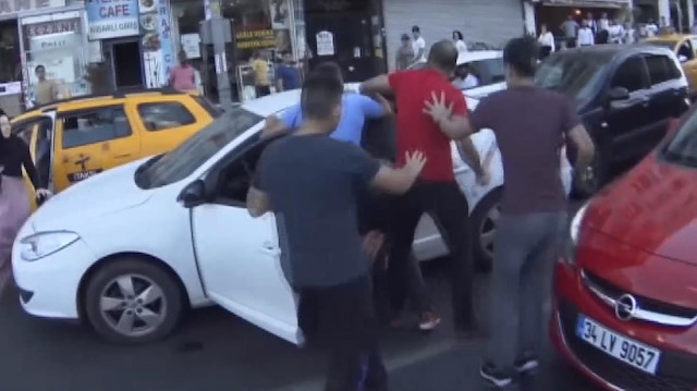 İstanbul’un göbeğinde aile boyu kavga kamerada