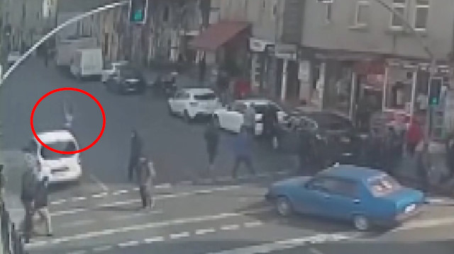 Tarlabaşında kırmızı ışıkta geçen kişiye otomobil çarptı