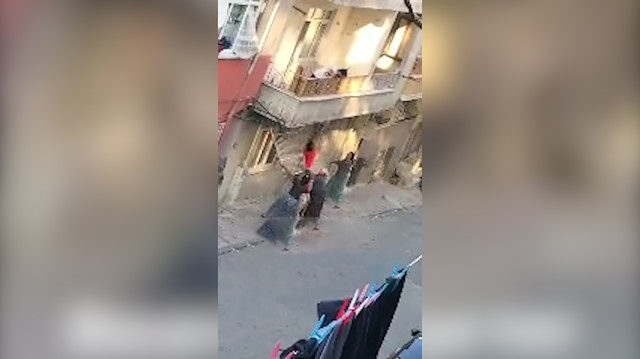 Sokak düğününü fırsat bilip evin parmaklıklarını çaldılar
