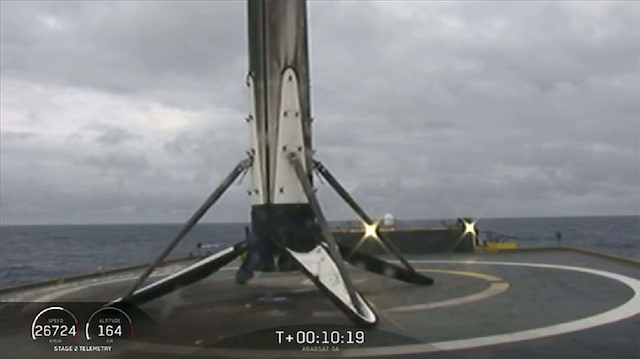 Falcon Heavy'nin ana ateşleyici roketinin, üstüne konduğu insansız okyanus platformuyla kıyıya taşınırken, dalgalı denizde kaybolduğunu açıkladı.
