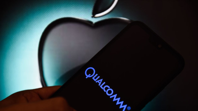 Apple bir süre daha Qualcomm çiplerini kullanacak.