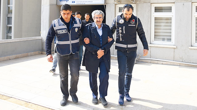 ÖSYM eski Başkanı Ali Demir'in adliiyeye sevk edilirken çekilen fotoğrafı.