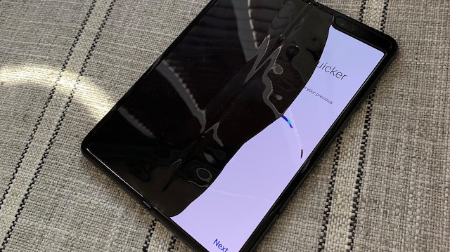 Bir kullanıcı Galaxy Fold'un bozuk ekranını sosyal medya hesabından paylaştı.