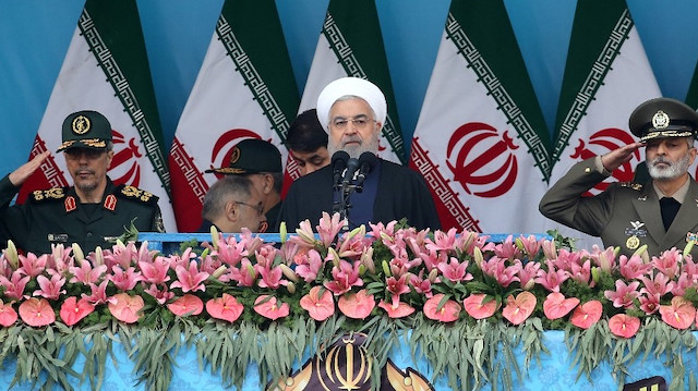 Ruhani’nin konuşmasından sonra askeri geçit töreni düzenlendi.