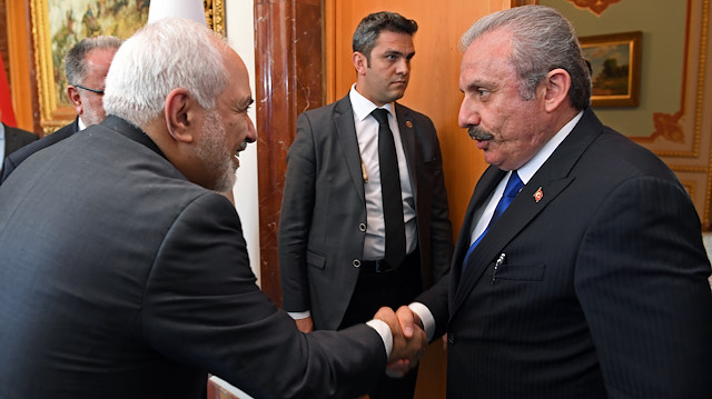 Şentop, makamında kabul ettiği Zarif'i kapıda karşıladı.