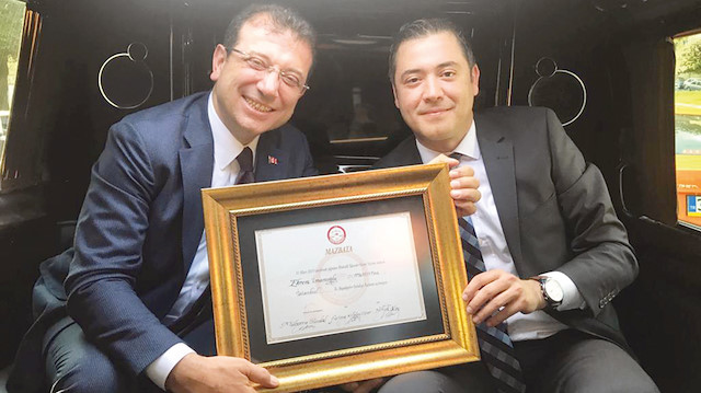 Ekrem İmamoğlu, (Solda) İl Seçim Kurulu'ndan mazbatasını aldı.