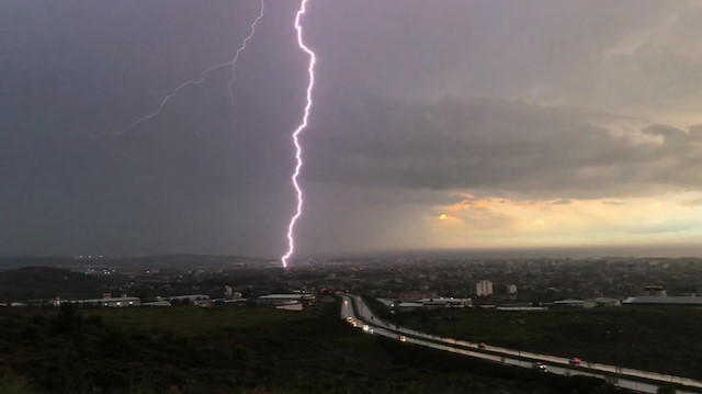 İskenderun körfezinde gün batımında şimşek şöleni