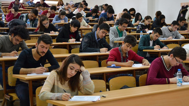Her yıl binlerce öğrenci üniversite sınavında yer döküyor.