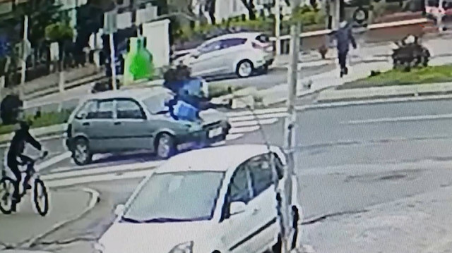 Yaya geçidindeki adama çarparak yol kenarına savurdu!