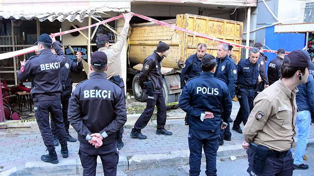 Kamyonun kahveye girdiği ihbarı üzerinde çok sayıda polis bölgeye sevk edildi.