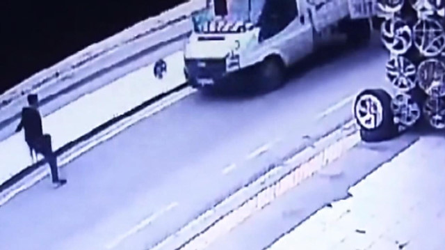 Kamyonetin altında kalmaktan son anda kurtuldu