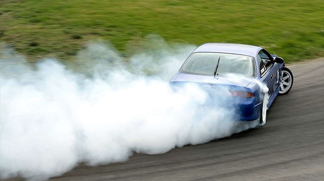 Drift yapan bir araç.