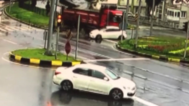 Kırmızı ışıkta duramayan kamyon otomobile çarptı