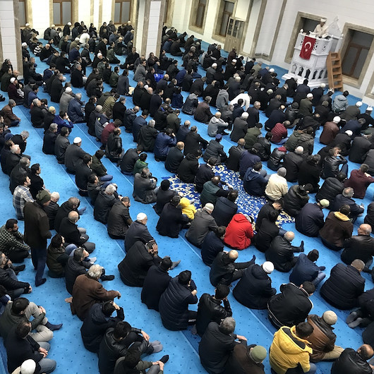 Berat Kandili tüm camilerde eda edildi