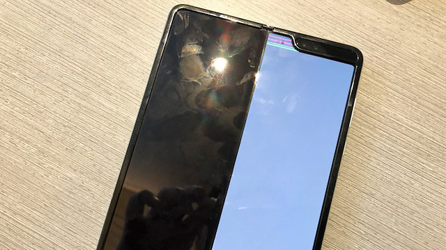 Galaxy Fold'un katlanabilir ekranı bozulunca tek tarafı çalışıyor.