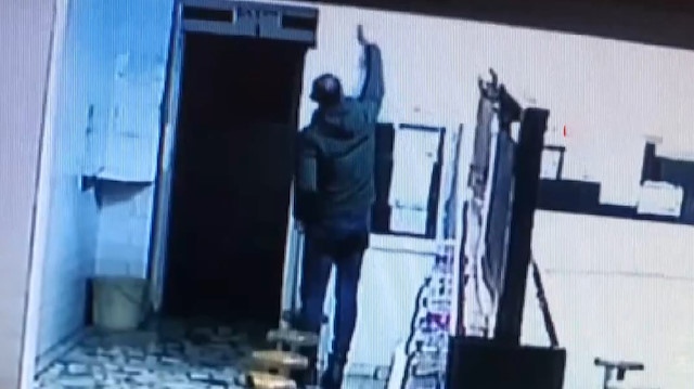Cami tuvaletinde hırsızlık kamerada