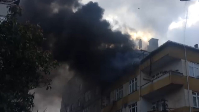 Beyoğlunda 4 katlı binada yangın paniği