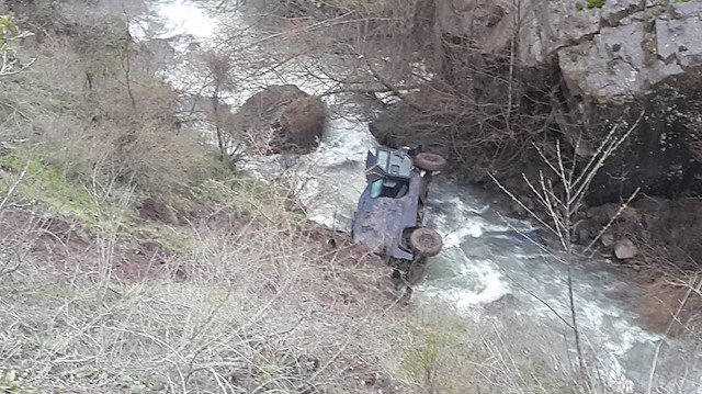 Polis özel harekat aracı dereye yuvarlandı