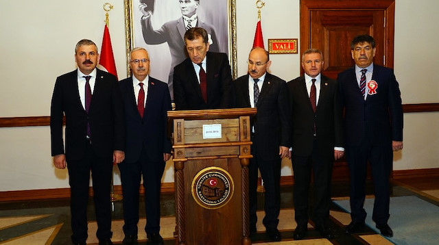Bakan Selçuk, Valilik girişindeki 'Şeref Defteri'ni imzaladı