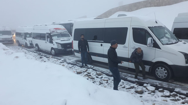 Turistler ekiplerin 5 saatlik çalışması sonrası kurtarıldı.