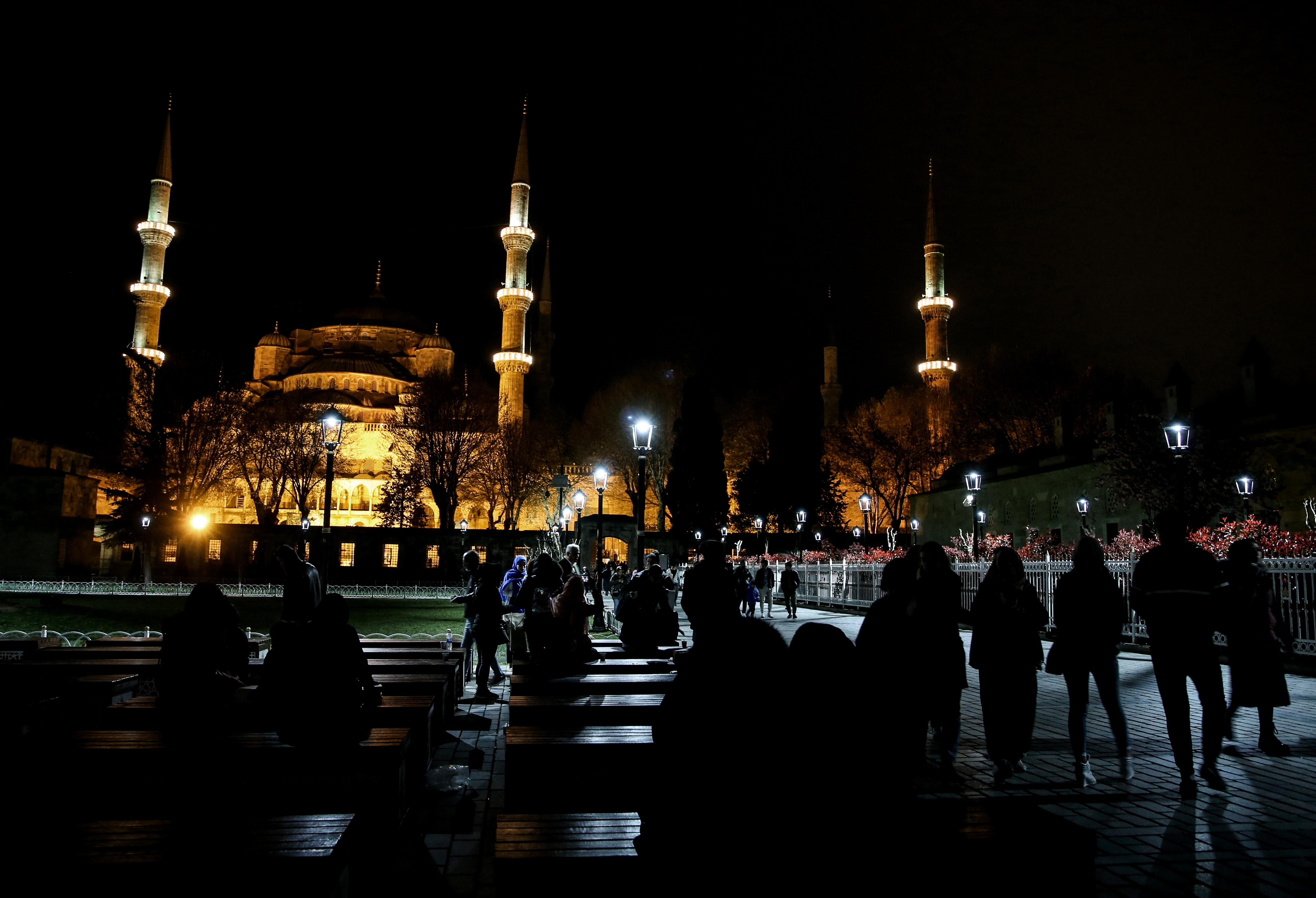 بالابتهالات وتلاوة القرآن.. الأتراك يحيون ليلة النصف من ...