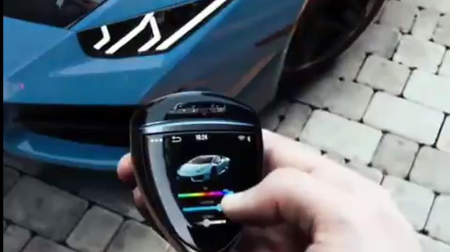 Anahtar ile Lamborghini’nin rengini değiştirdi