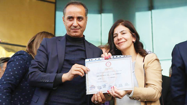 Berivan Helen Işık(Sağda), mazbatasını alarak göreve başlamıştı. Işık’ın ilk icraatı terör örgütüyle canı pahasına mücadele eden Mehmetçik’in suyunu kesmek oldu.