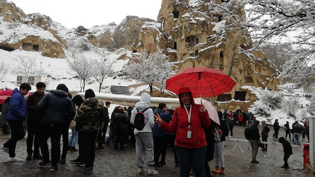 Turistler Kapadokya’da Nisan ayında yağan karın keyfini yaşadı