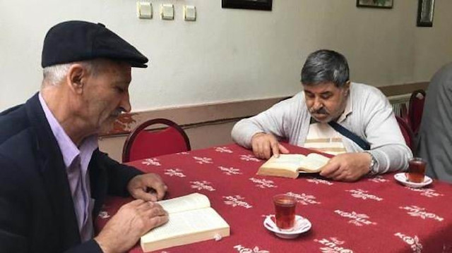 Gelen müşteriler kitap okuyor.