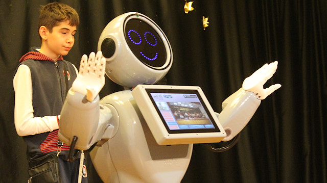 Mini ADA robotu 23 Nisan etkinlikleri için İstanbul'daki öğrencilerle buluştu.